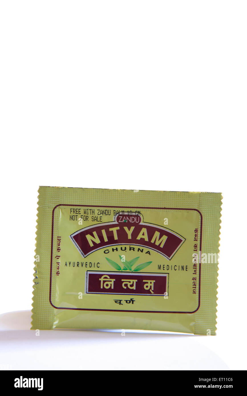Médecine ayurvédique nityam churna poudre en paquet de soulagement de la constipation sur fond blanc Banque D'Images