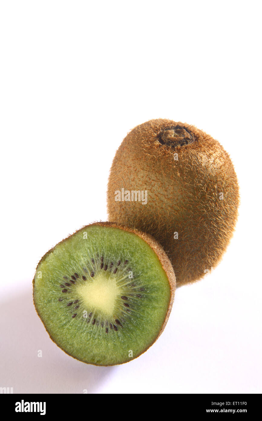 Kiwi, Kiwifruit, kiwi, groseille chinoise, fond blanc Banque D'Images
