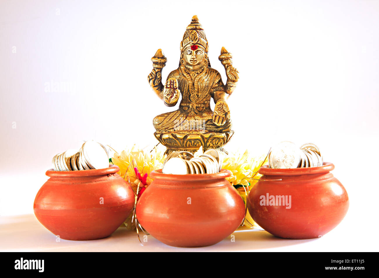 La déesse indienne shree Lakshmi déesse de la bonne fortune ; lustre ; et la richesse ; pots avec coins ; Inde Banque D'Images
