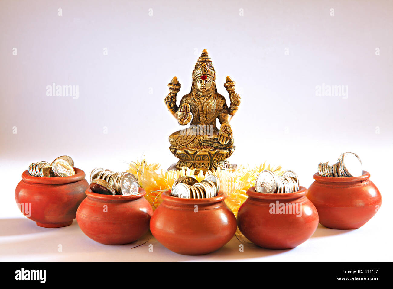 La déesse indienne shree Lakshmi déesse de la bonne fortune ; lustre ; et la richesse ; pots avec coins ; Inde Banque D'Images