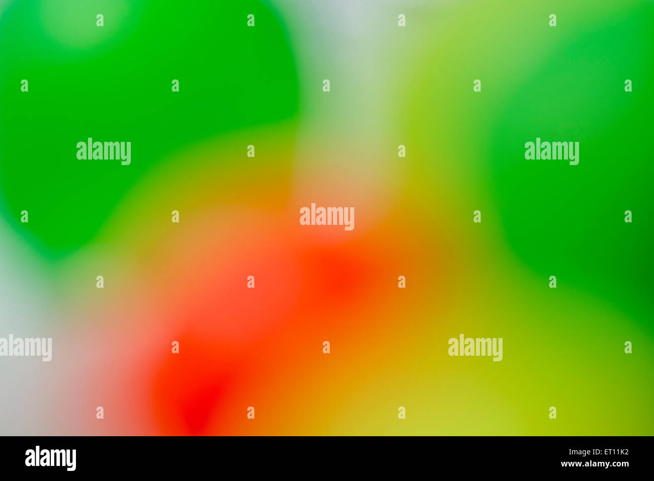 Abstrait, hors focale, rouge, jaune et vert pour un arrière-plan créatif. Banque D'Images