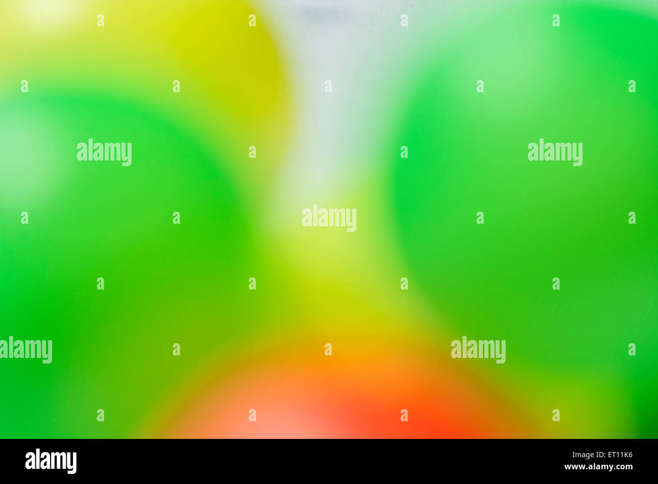 Abstrait, hors focale, rouge, jaune et vert pour un arrière-plan créatif. Banque D'Images