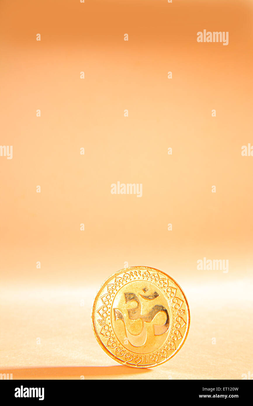 Pièce d'or avec symbole Om , son sacré , symbole spirituel , Inde Banque D'Images