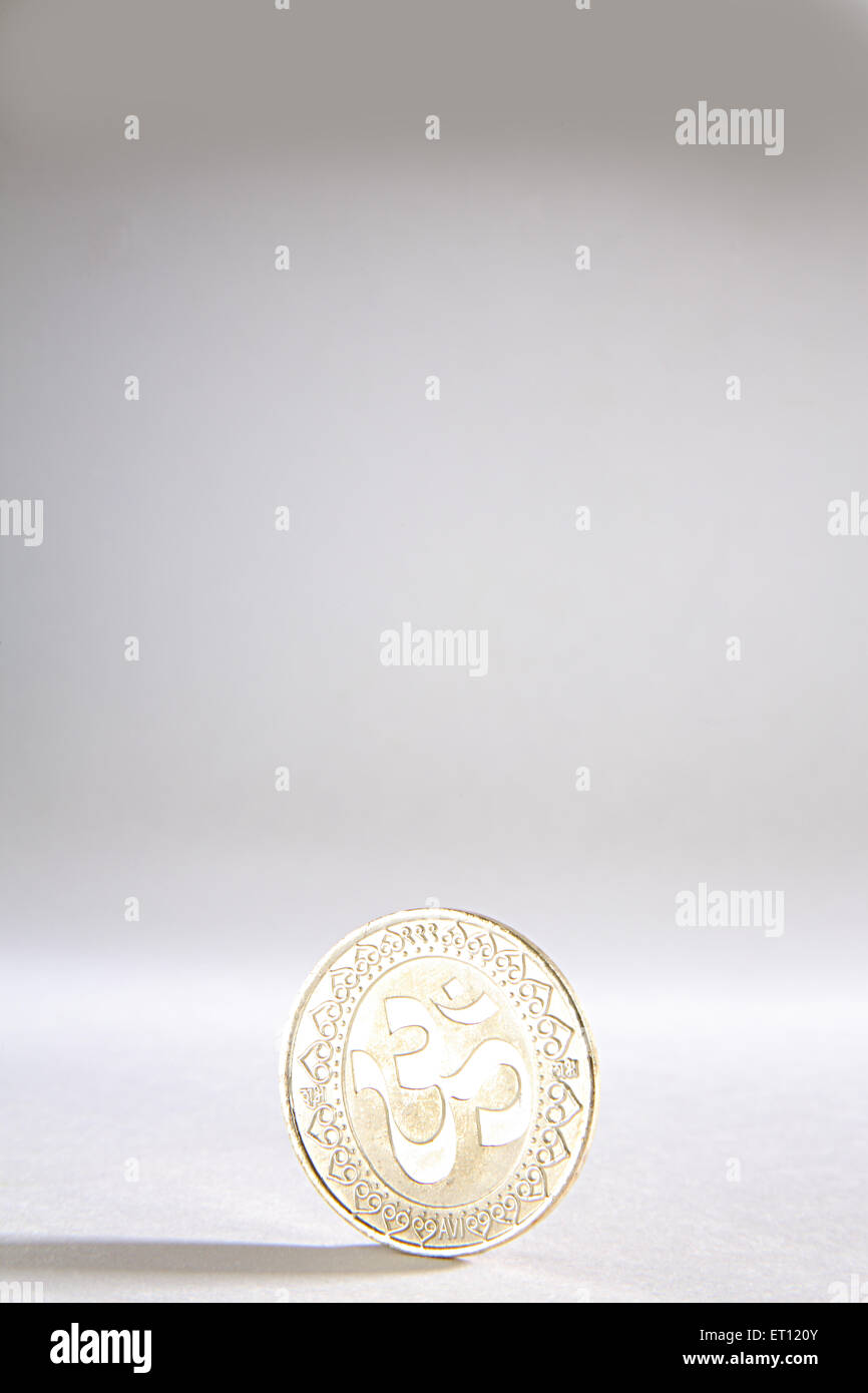 Pièce d'argent avec symbole Om , son sacré , symbole spirituel , Inde Banque D'Images