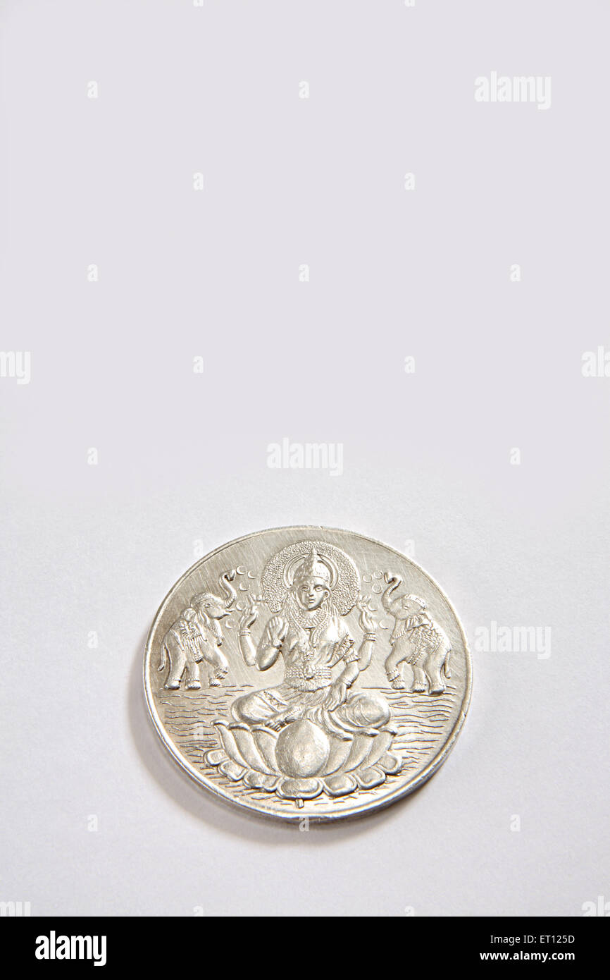 pièce d'argent de la déesse lakshmi sur fond blanc Banque D'Images