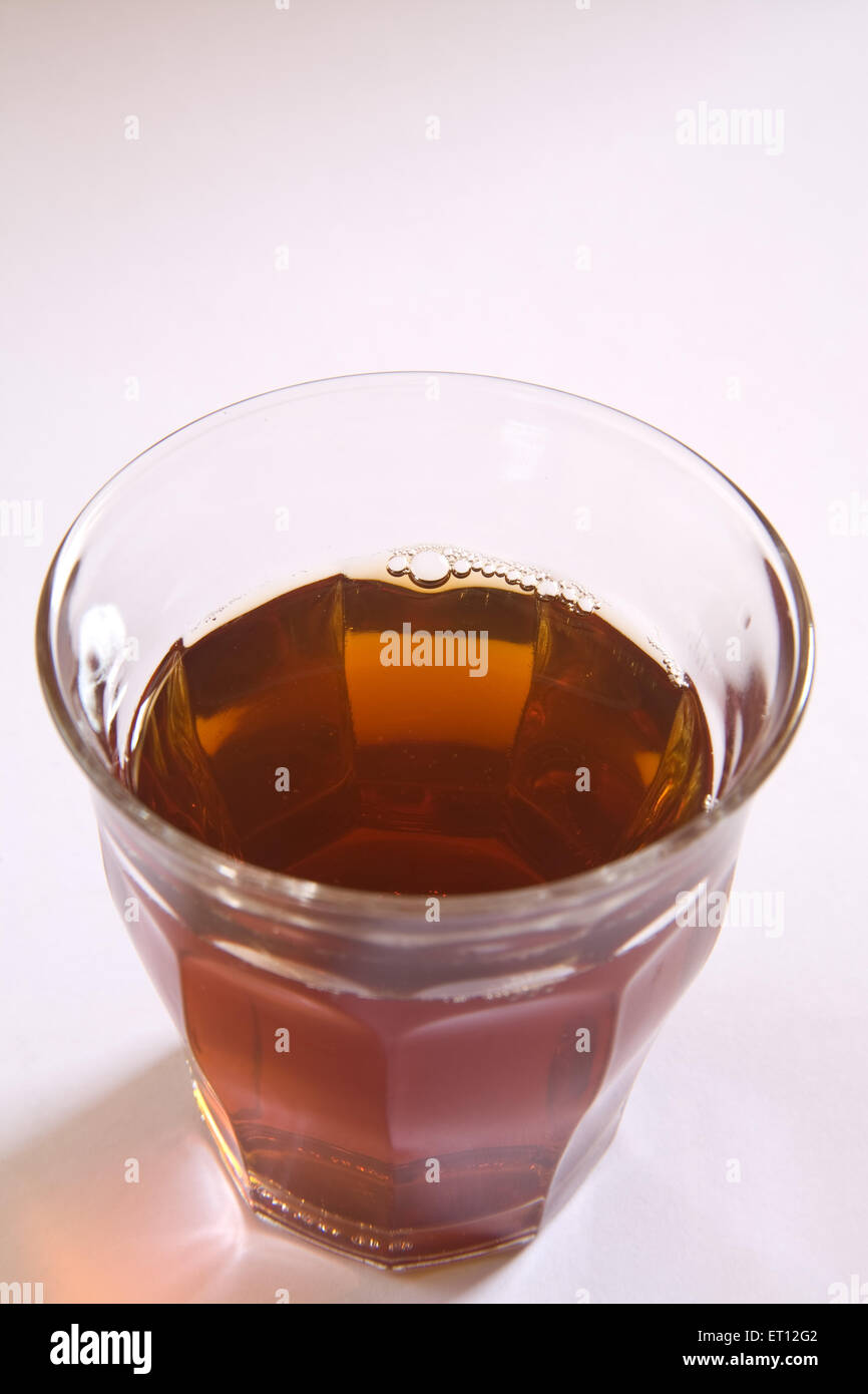 Boisson chaude thé noir dans le verre sur fond blanc Banque D'Images