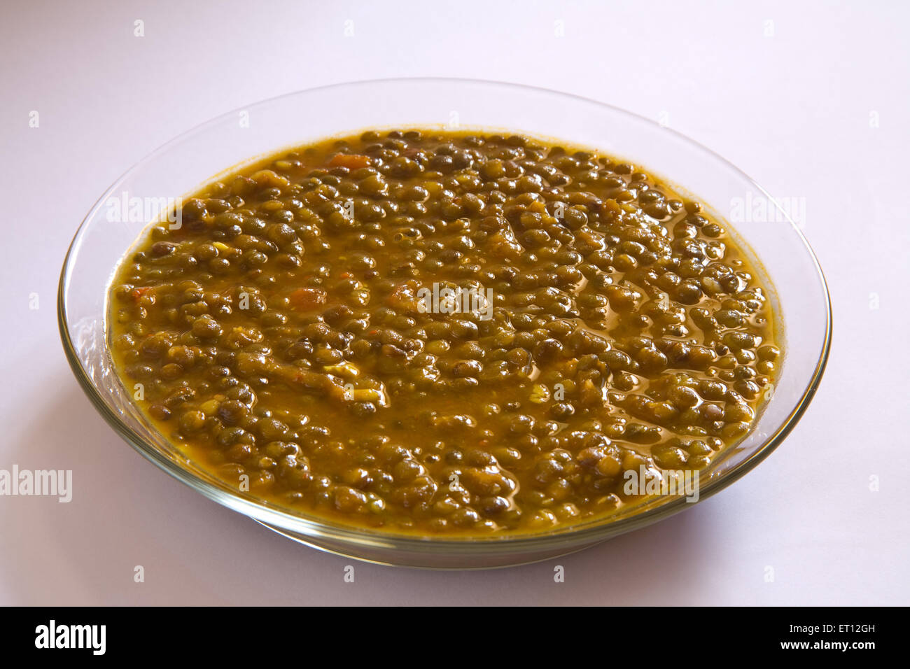 Le masoor dal indien gramme rouge soupe de lentilles en verre sur fond blanc 21 Avril 2010 Banque D'Images