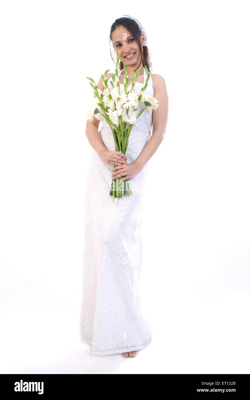 Christen mariée en robe blanche et voile holding Flowers M.# 733C Banque D'Images