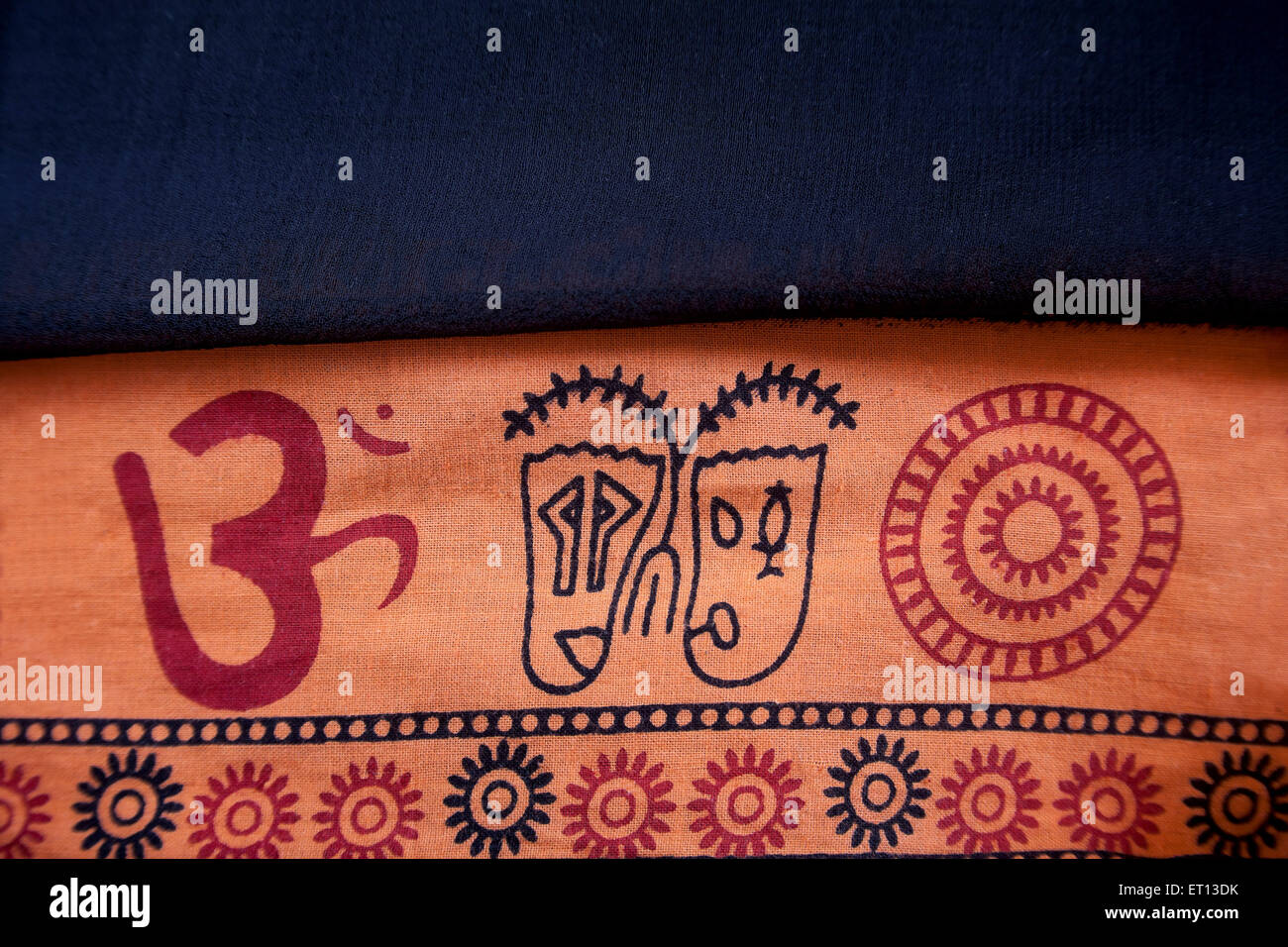 L'hindouisme Aum ou om symbole signe sur les vêtements de coton Inde Asie jan 2011 Banque D'Images