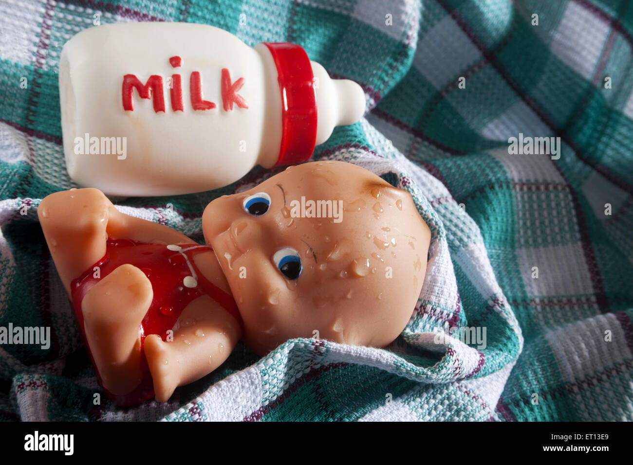 Bébé jouets et bouteille de lait fabriqué à partir de caoutchouc sur le tissu de coton absorbant l'Inde Asie Sept 2011 Banque D'Images