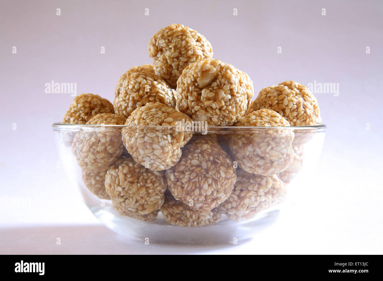 Festival Makar Sankranti , doux tilgur ladoo , tilgul ladoo , sésame ladoo , en bol sur fond blanc , festival Makara Sankranti , Inde Banque D'Images