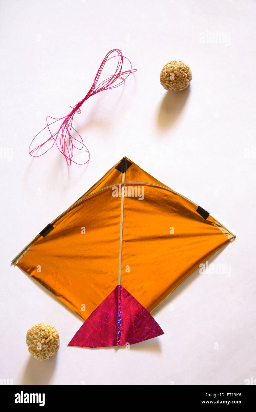 Festival de cerf-volant , cerf-volant coloré et doux tilgur tilgul graines de sésame ladoo pour le festival de Makara Sankranti sur fond blanc Banque D'Images