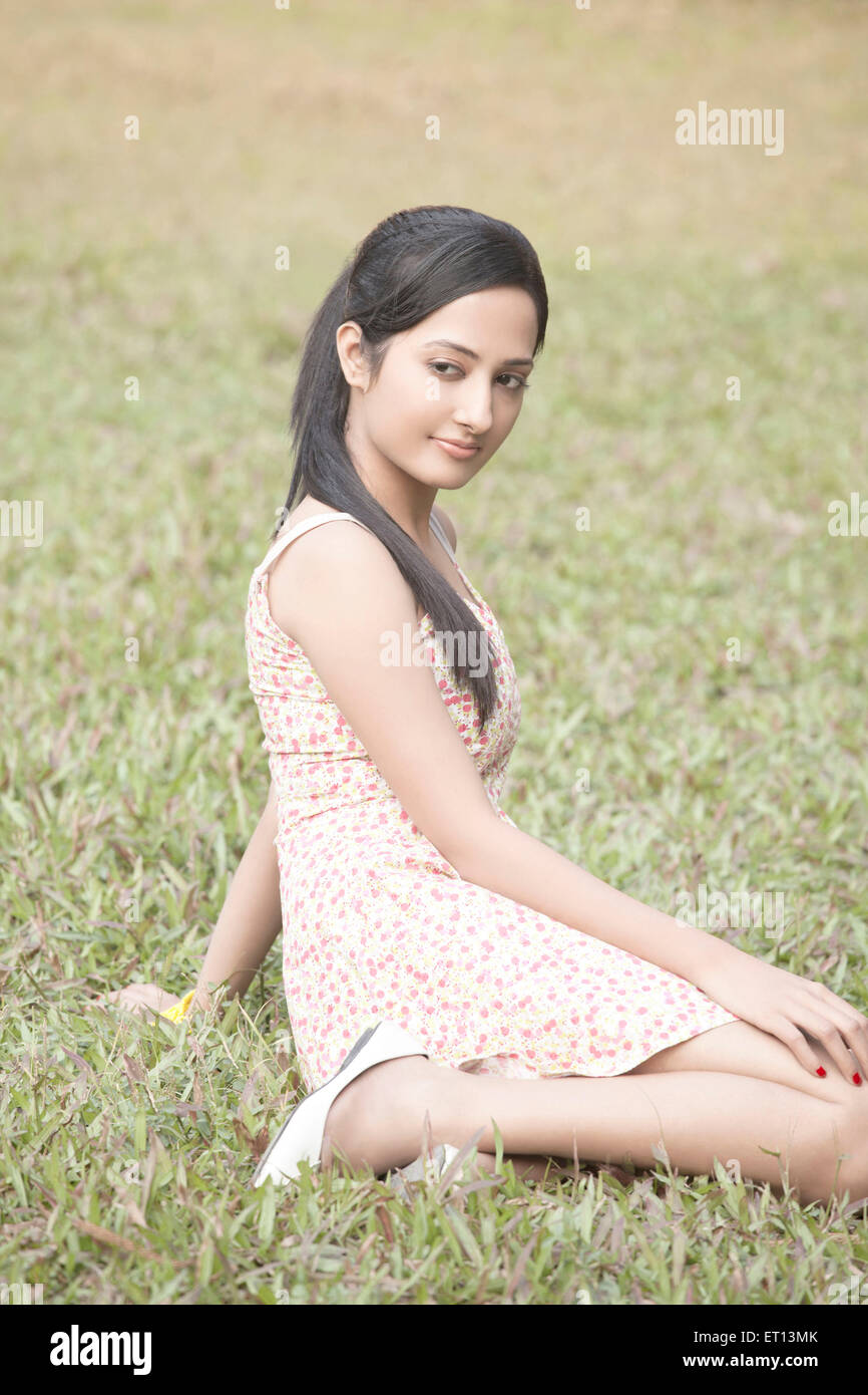 Girl sitting on grass M.# 790 Banque D'Images