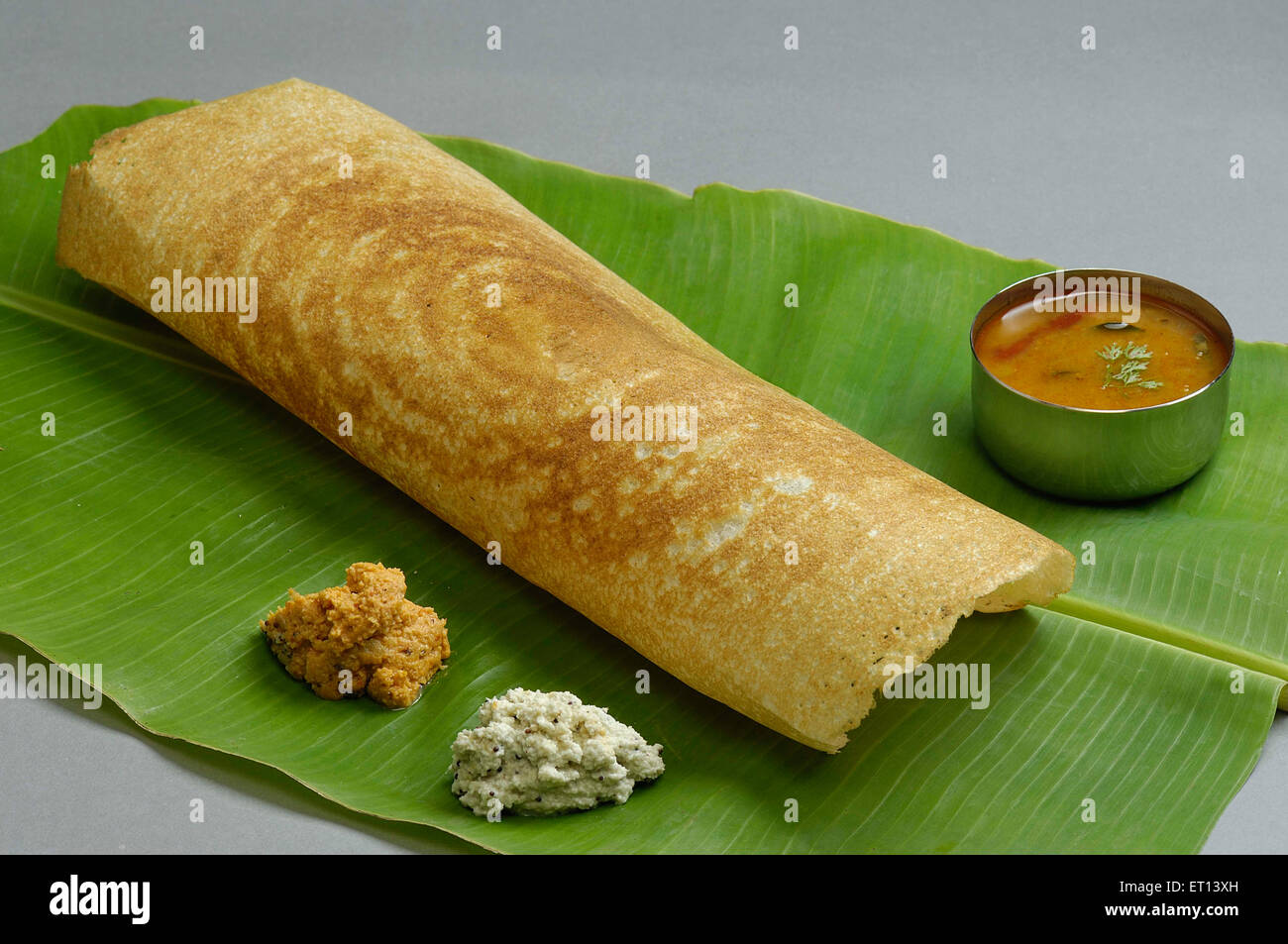 Du sud de l'Inde Dosa sur vert feuille de bananier avec chutney de noix de coco et du sambhar Inde Banque D'Images