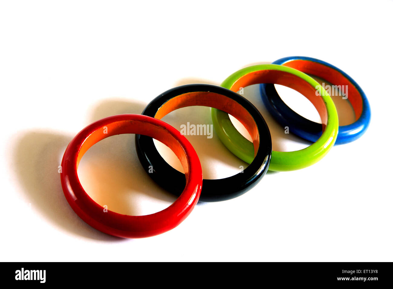 Bracelets en bois colorés sur fond blanc Banque D'Images