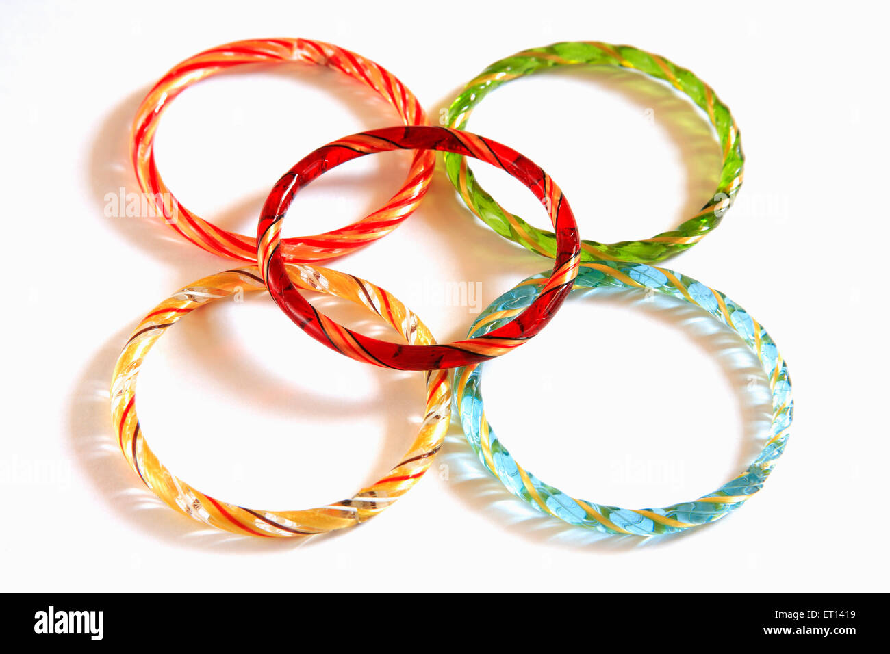 Bracelets de verre colorés sur fond blanc Banque D'Images
