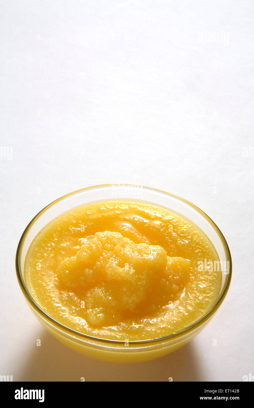 Ghee , beurre clarifié , dans un bol en verre sur fond blanc Banque D'Images