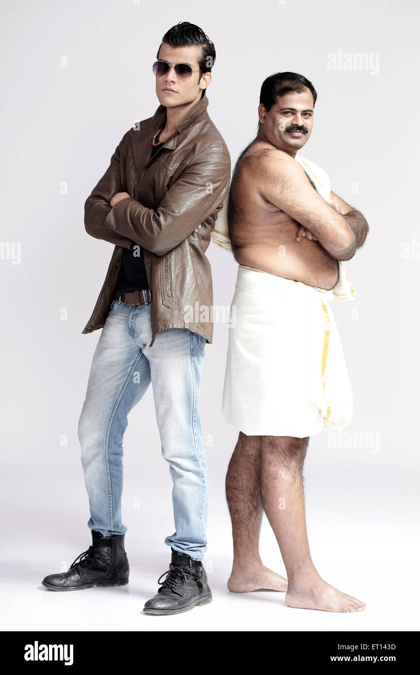 Le contraste des hommes debout à Lungi et Jeans Asie Inde M.# 790E Banque D'Images