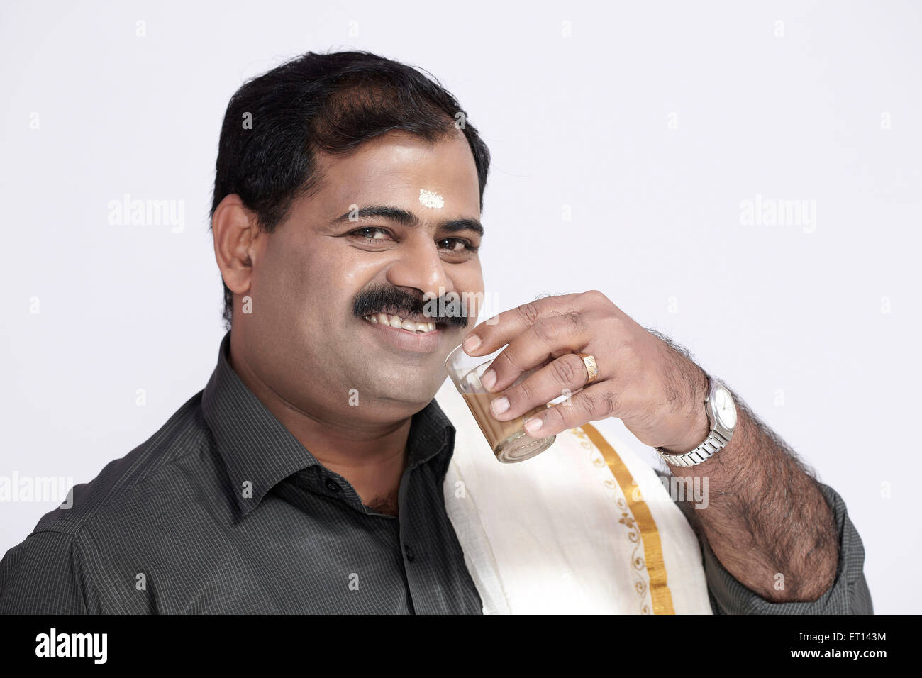 South Indian Man Drinking Thé Inde Asie M.# 790E Banque D'Images