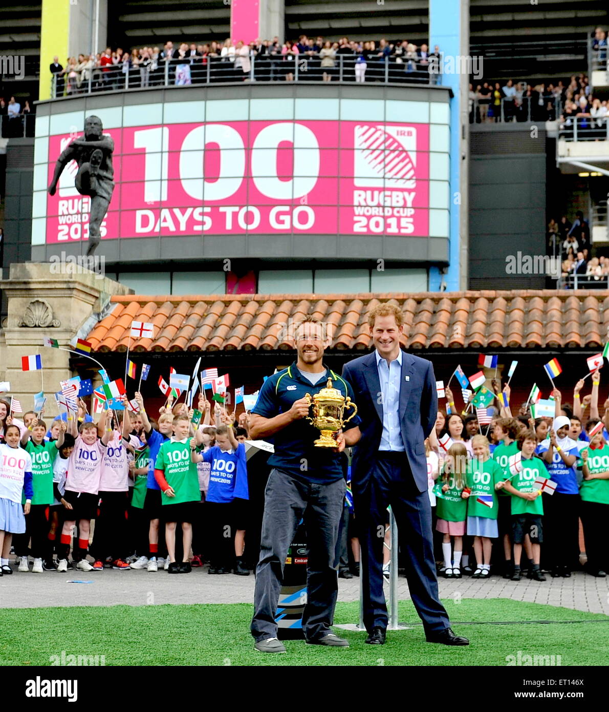 Twickenham, London, UK. 10 Juin, 2015. Le prince Harry (R) vainqueur de la Coupe du Monde avec l'Angleterre Jonny Wilkinson posent avec le Trophée Webb Ellis à l'occasion du lancement de la Coupe du Monde de Rugby à Twickenham Stadium Tour du Trophée . Credit : Action Plus Sport/Alamy Live News Banque D'Images