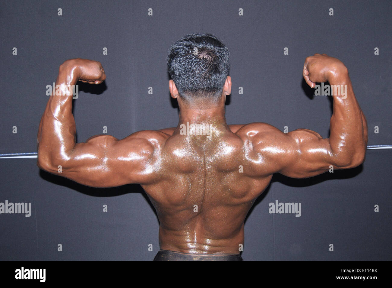 Body builder montrant ces dernières muscles ; marathon de Bombay Mumbai Maharashtra ; Inde ; 18 Janvier 09 Banque D'Images