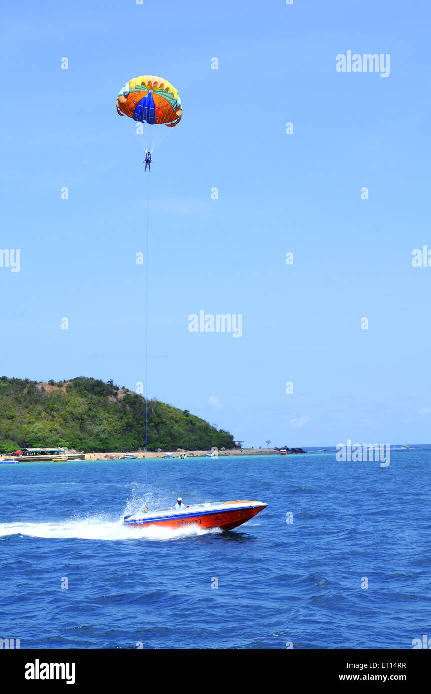Le parapente en bleu ciel à Pattaya Island ; la Thaïlande Banque D'Images