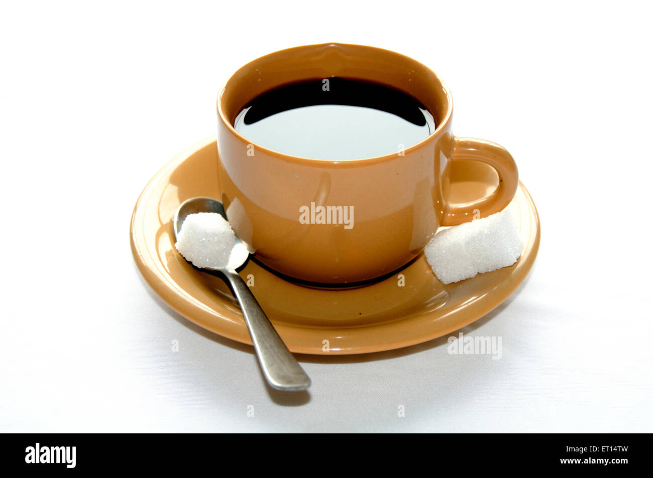 Tasse de café noir avec des morceaux de sucre sur fond blanc - pkb 165719 Banque D'Images