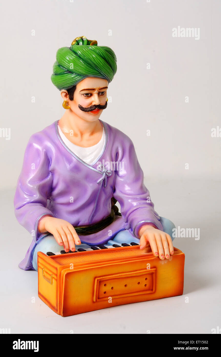 Figurine en argile ; statue de musicien jouant du Rajasthan harmonium Banque D'Images