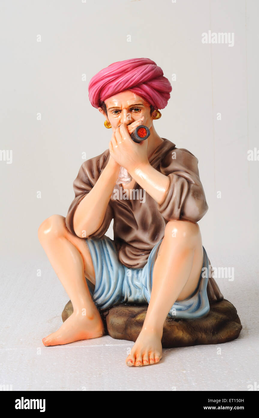 Figurine en argile ; statue de l'homme du Rajasthan fumeurs chillum Banque D'Images