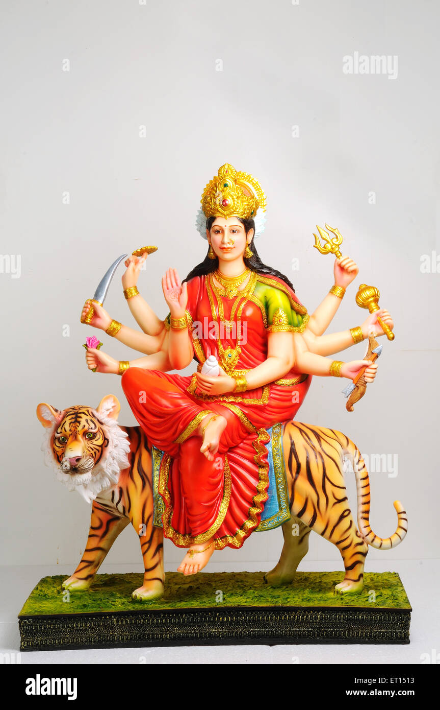 Statue en argile de la déesse Maa Durga montée sur le tigre Banque D'Images
