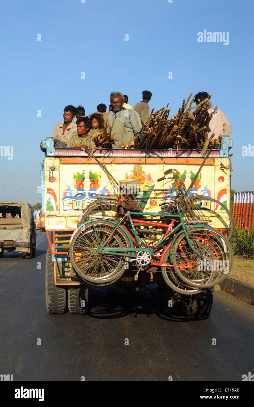 Bicyclettes suspendues derrière des camions transportant des personnes, Kutch, Gujarat, Inde Banque D'Images