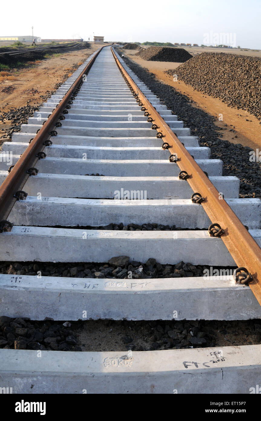 Voie de chemin de fer large voie avec RCC chemins de fer, centrale électrique, Adani Power, Mundra, Kutch, Gujarat, Inde Banque D'Images