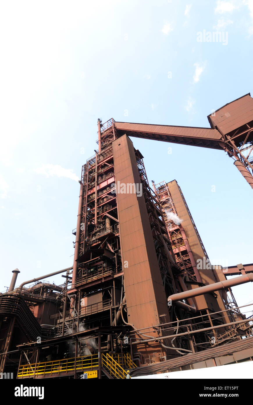 Usine sidérurgique montrant des colonnes et des convoyeurs ; Essar Steel ; usine Hajira ; Surat ; Gujarat ; Inde Banque D'Images