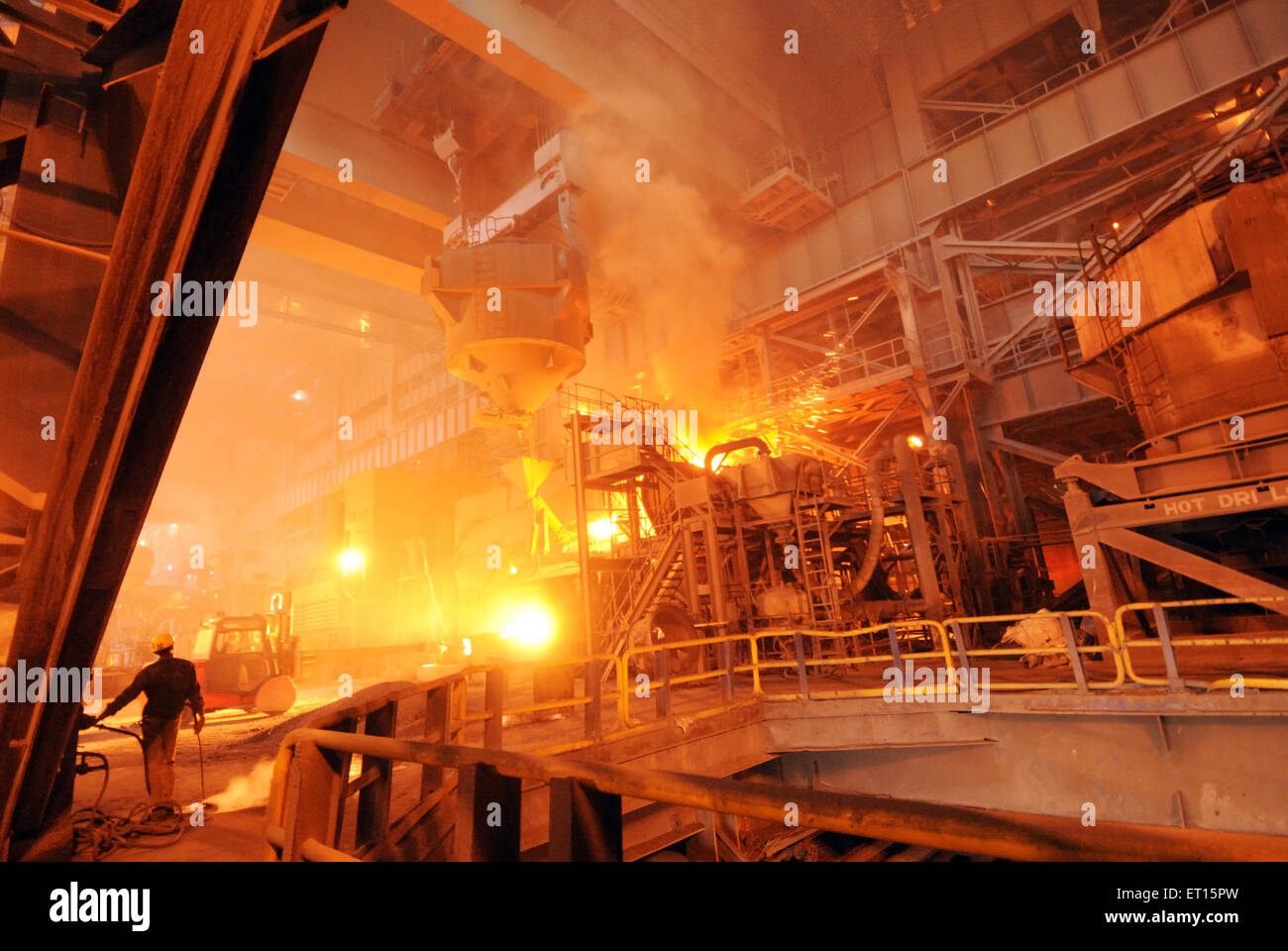 Processus de coulée d'acier fondu à l'intérieur de l'usine sidérurgique Essar Steel Claude Plante Surat Gujarat Inde - Banque D'Images