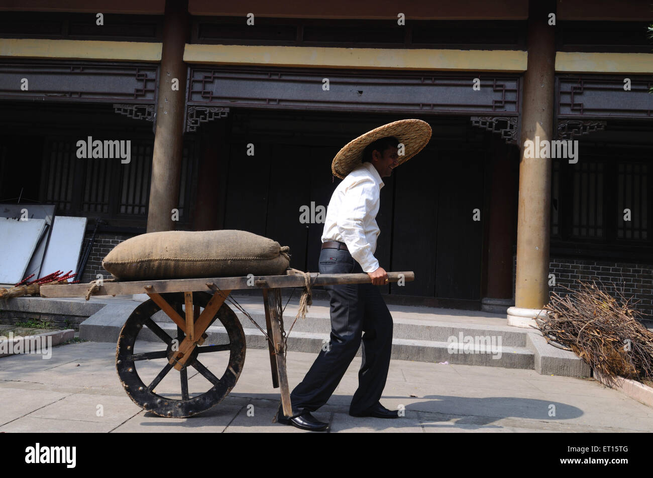 Panier roue chinois conduit par jeune Indien ; Dong Yang ; Chine Banque D'Images
