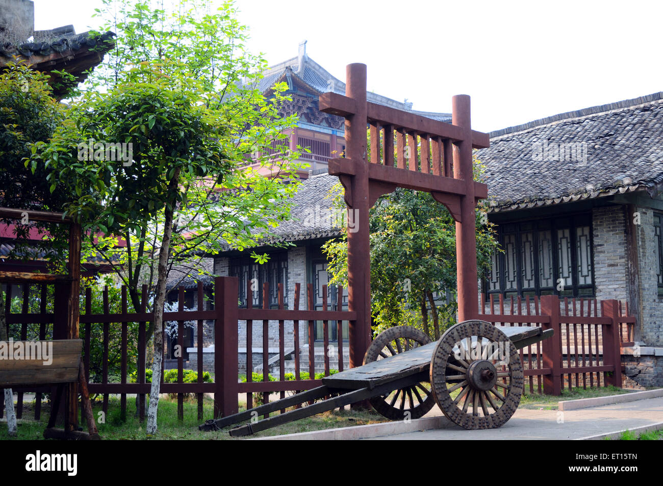 Panier de roue garée près de porte de Dong Yang palace ; Chine Banque D'Images