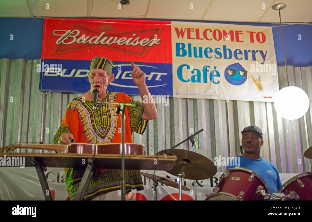 Clarksdale, Mississippi - Watermelon Slim (vrai nom : Bill Homans) joue de la guitare slide The Bluesberry au café. Banque D'Images