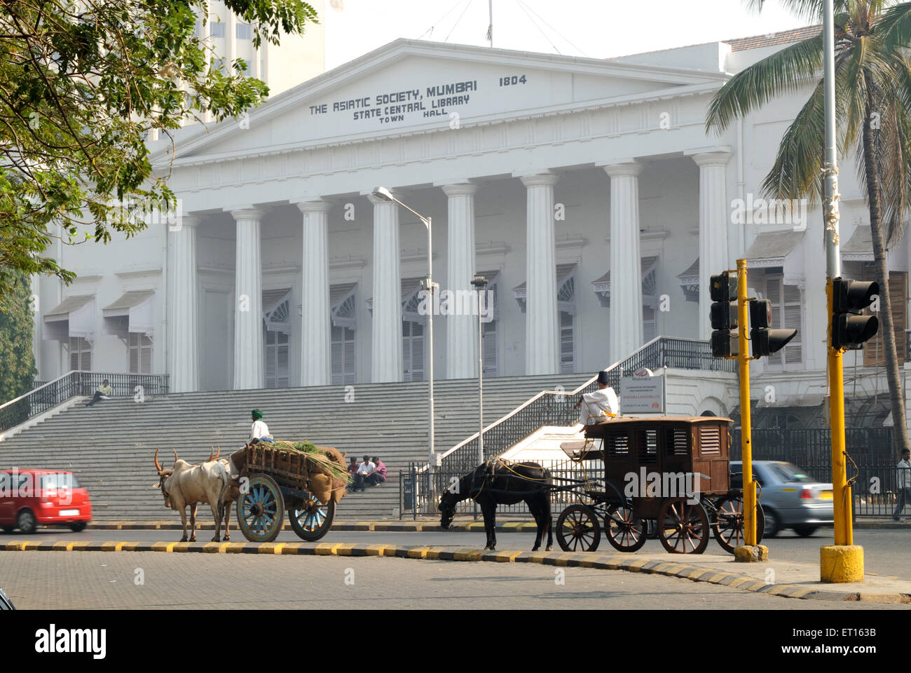 Charrette et cheval conduit maintenant debout devant la bibliothèque centrale de l'état de la Société asiatique de ville ; Bombay Banque D'Images