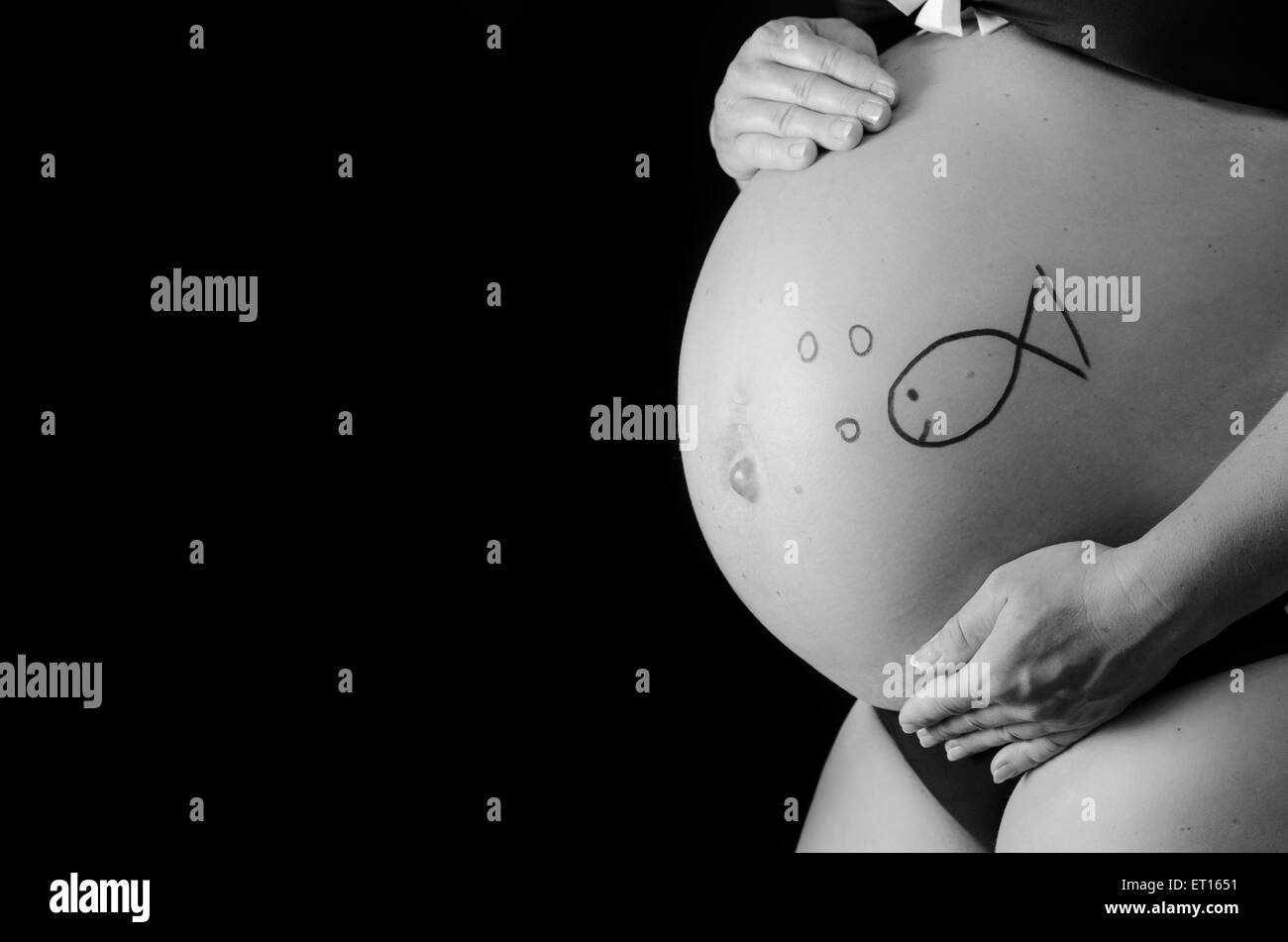 Ventre de maternité avec poisson peint Banque D'Images