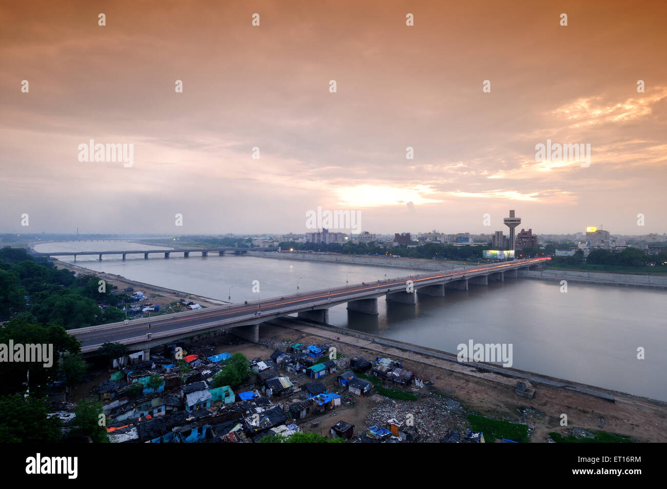 Hôtel Patang Nehru Bridge sur la rivière Sabarmati à Ahmedabad Gujarat Inde Asie Banque D'Images