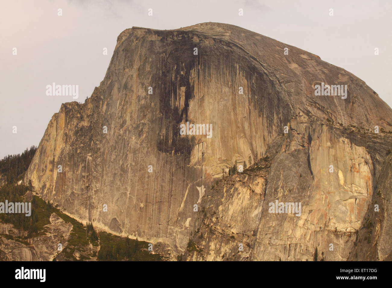 La célèbre Demi Dôme à Yosemite National Park au crépuscule. Banque D'Images