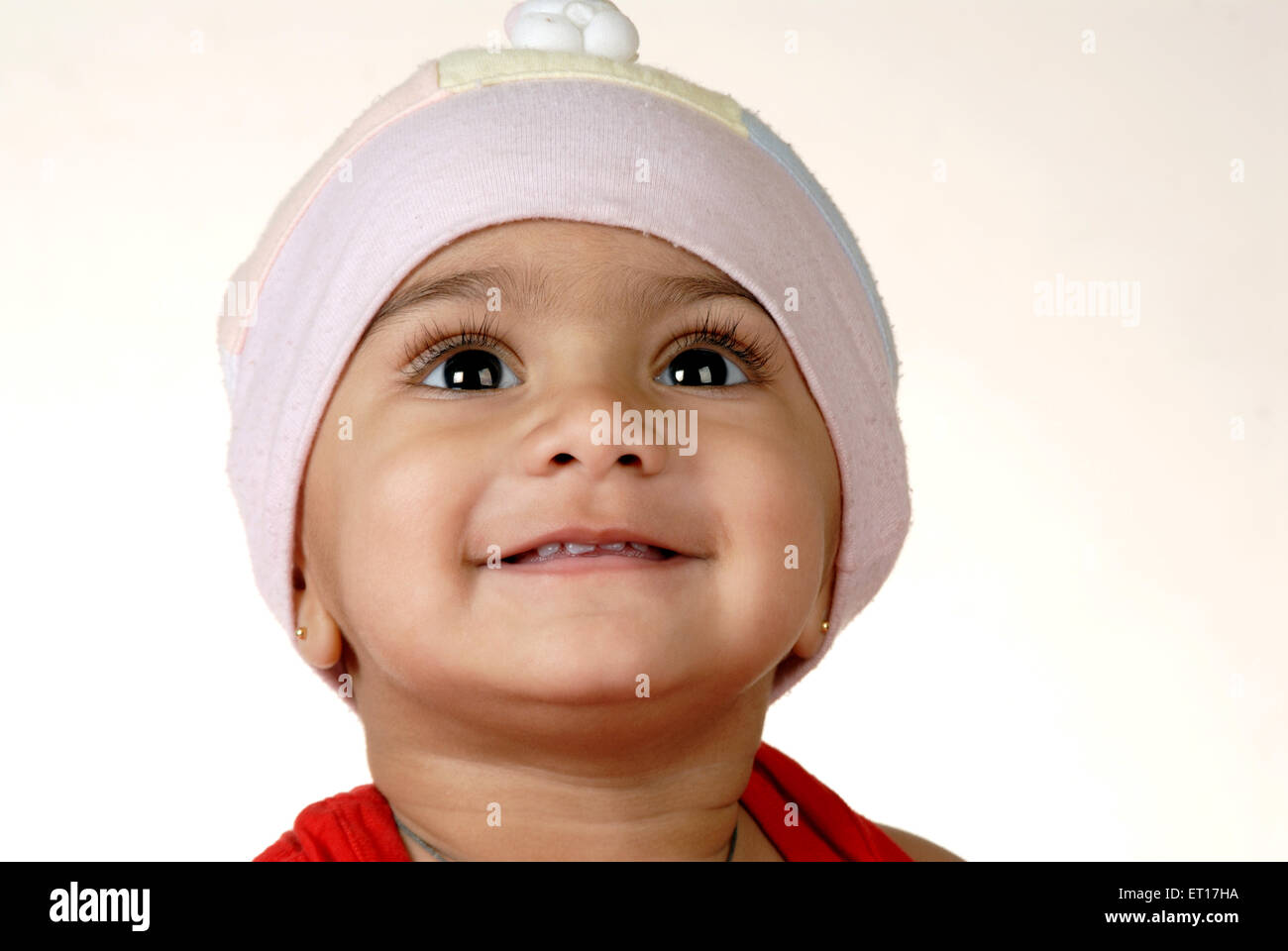 Baby Boy smiling white cap jusqu'à la recherche - M.# 152 Banque D'Images