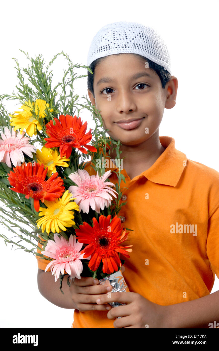 Boy holding flower bouquet et de célébrer l'occasion ; Bombay Mumbai Maharashtra ; Inde ; M.# 152 Banque D'Images