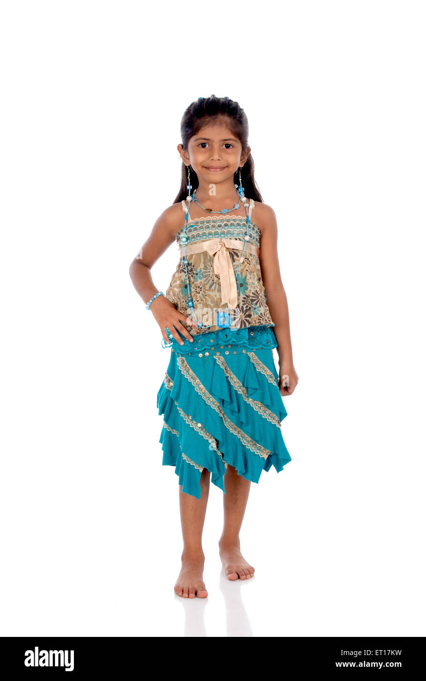 Indian girl en robe bleue sur fond blanc Inde M.# 736M Banque D'Images