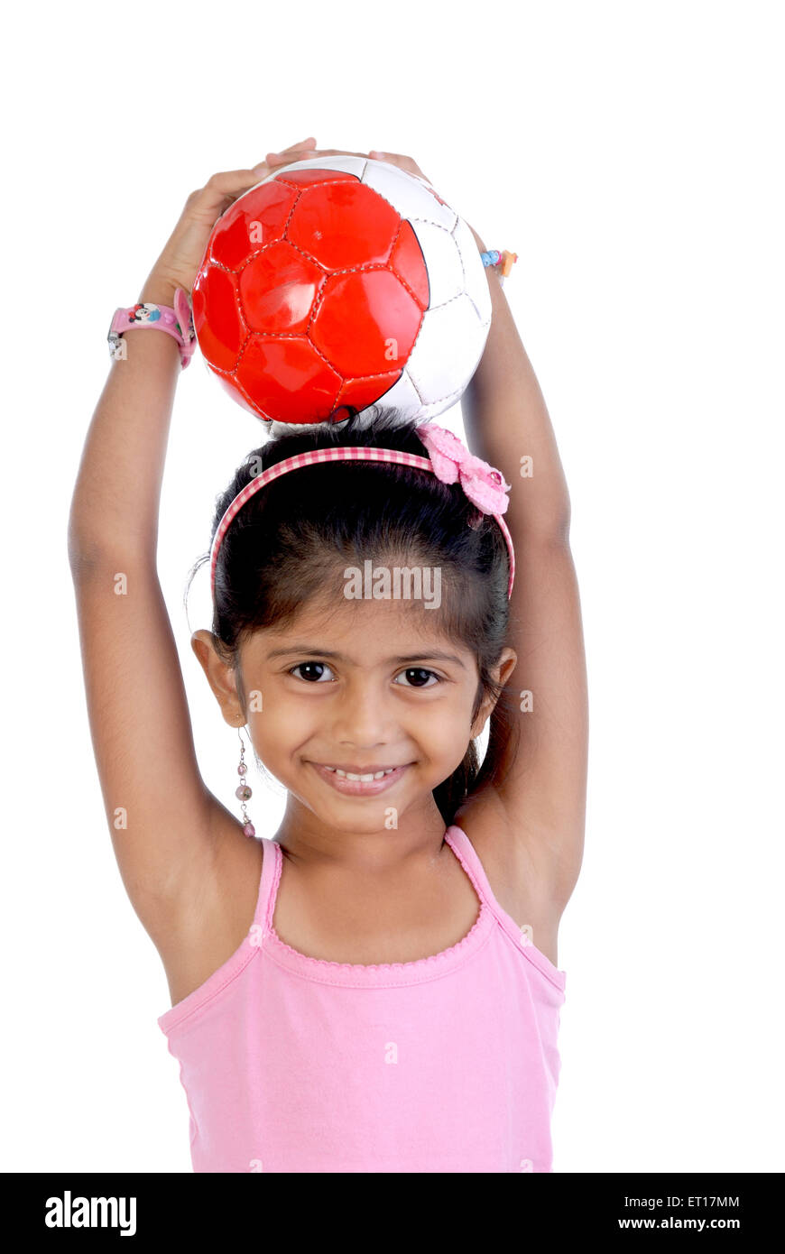 Fille avec une boule rouge sur le port de tête robe rose watch bandeau d'oreilles sur fond blanc M.# 736M Banque D'Images