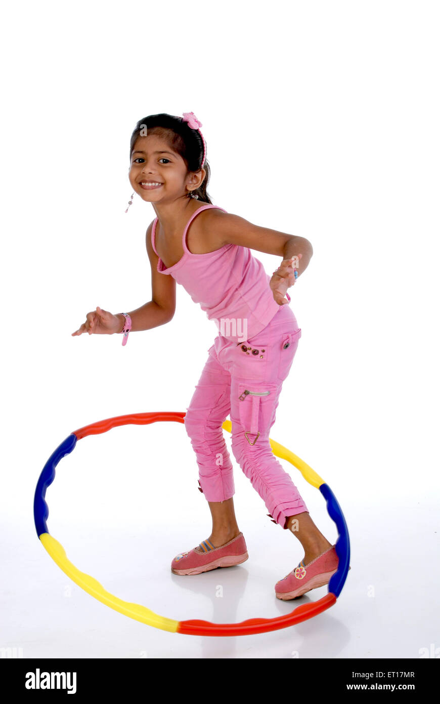 Girl Playing with hula hoop exercice joint torique sur fond blanc M.# 736M Banque D'Images