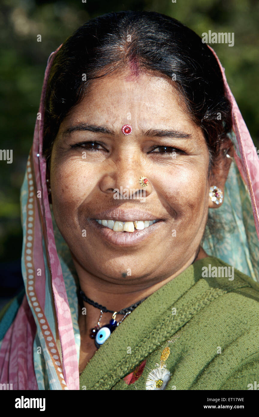 Femme indienne regardant la caméra Inde Asie MR#784C Banque D'Images