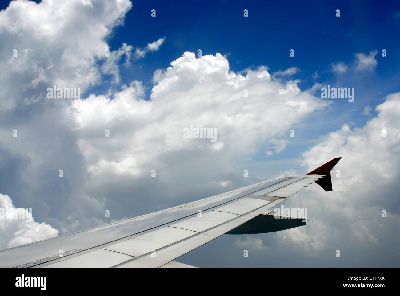 Vue aérienne de l'aile d'avion dans le ciel bleu Banque D'Images