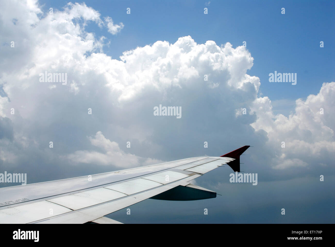 Vue aérienne de l'aile d'avion dans le ciel bleu Banque D'Images