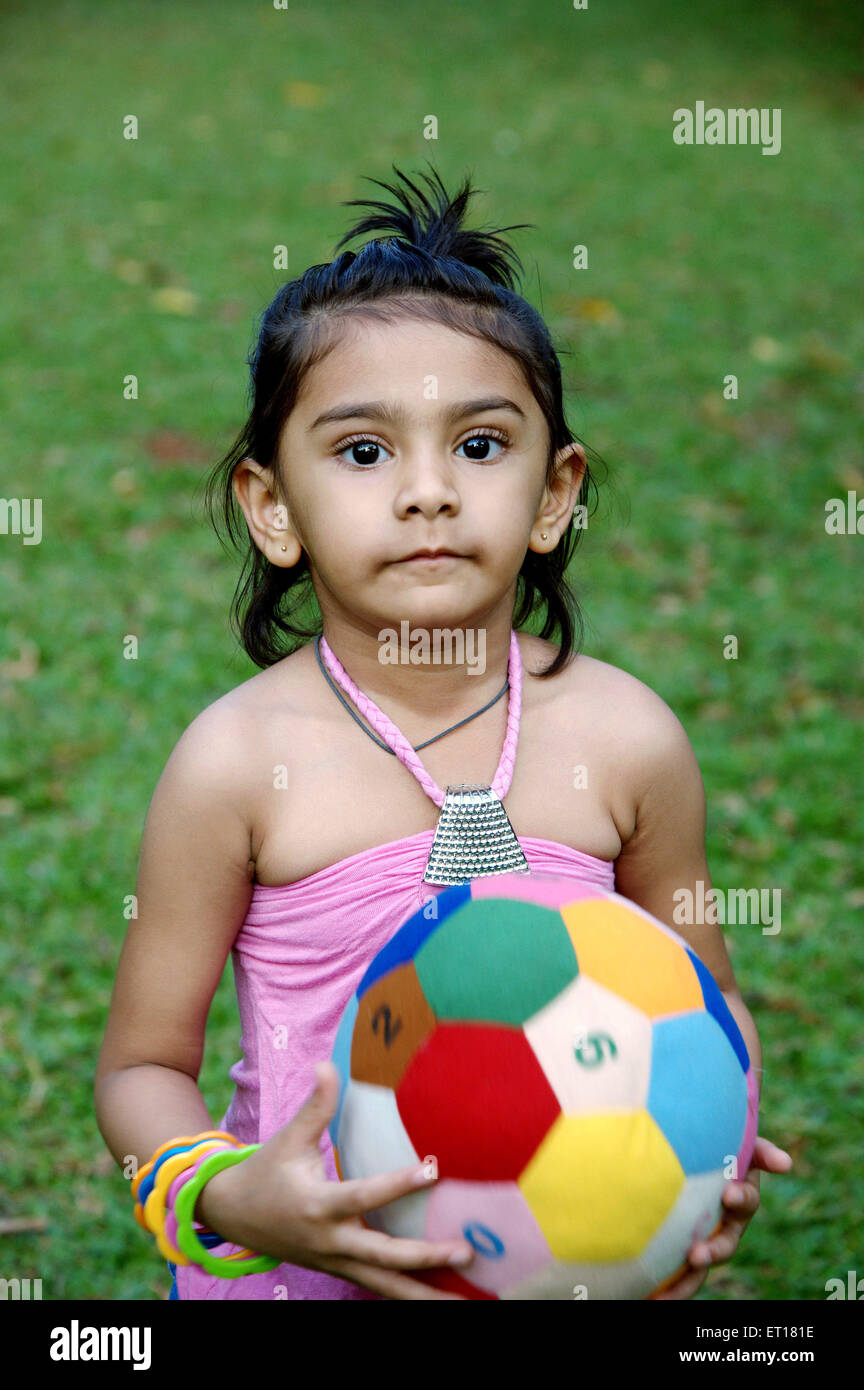 Bébé indien enfant jouant avec rainbow boule colorée de l'Inde M.# 736L Banque D'Images